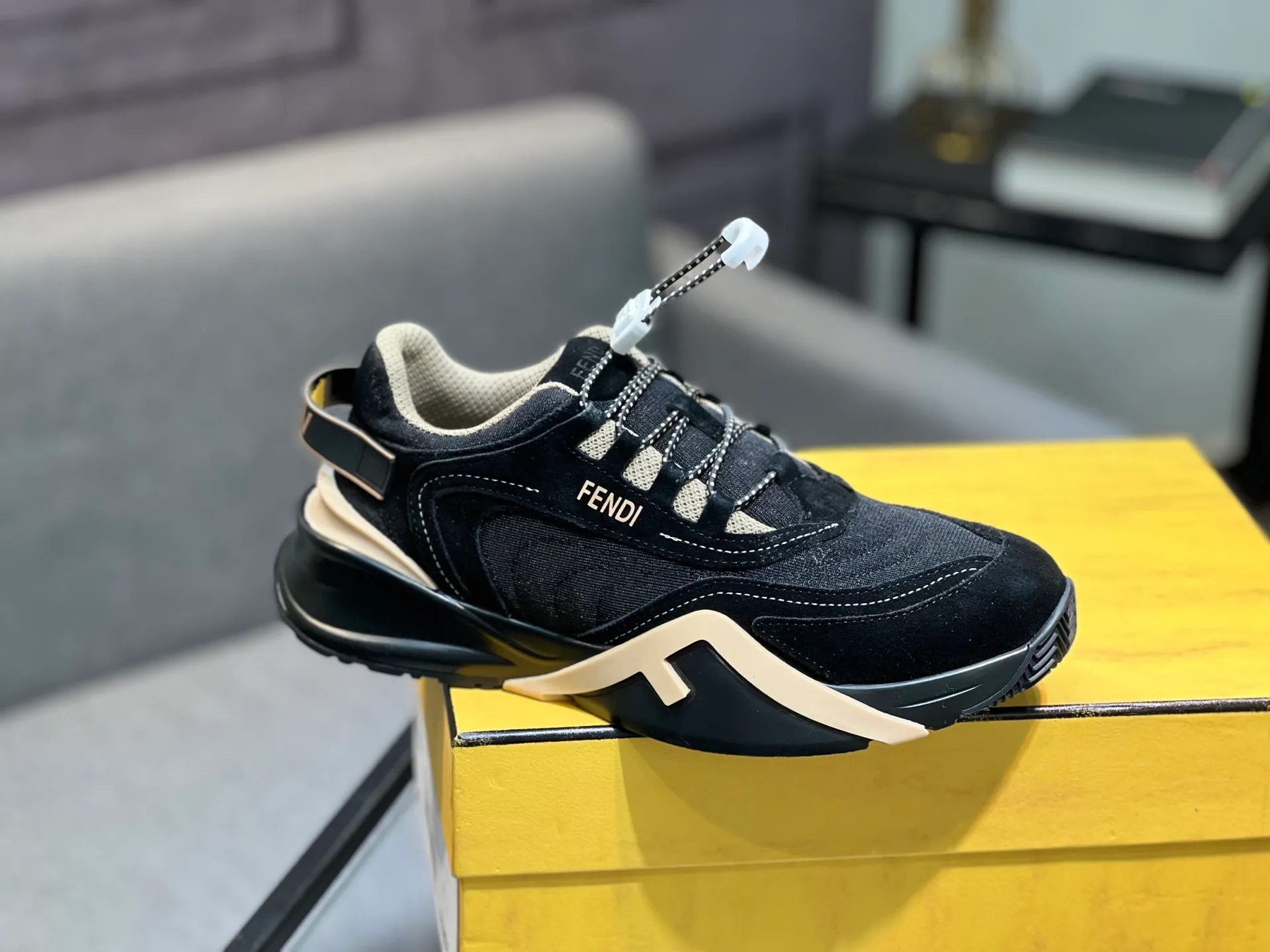 Men's shoes 💰580 FENDI men's fashion casual shoes 👟Hot sale🔥Official website 1:1 replica ⬆️Original quality - Original leather - Original breathable mesh lining Original outsole 1:1 replica, code number 38-44 (45-46 customized)